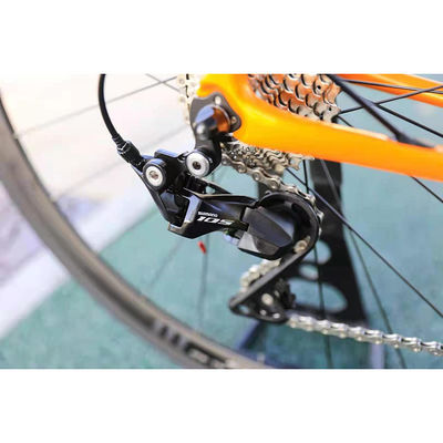 Сделанный женский гоночный велосипед с тормозом SHIMANO BR-R7020 и легкой алюминиевой рамой