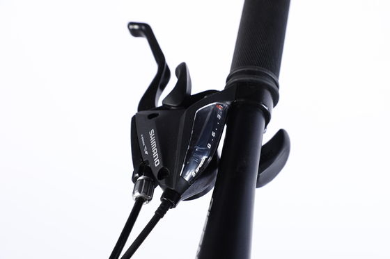 Большой женский горный велосипед, оснащенный Al Cassette Hub и двойной стенкой