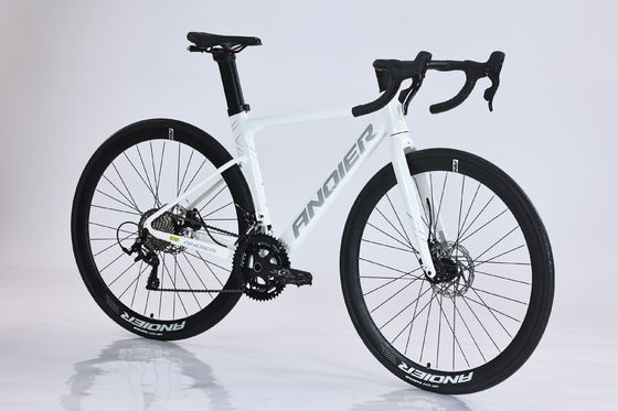 18-скоростной гоночный дорожный велосипед с тормозной системой SHIMANO BR-R7020 и обычными педалями, обеспечивающий плавное переключение передач